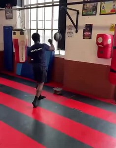 11 o’clock class working on hand to eye coordination, accuracy, timing and distance by hitting moving targets. Individuals with good hand-eye coordination tend to have faster reflexes and reaction times and tend to have better physical coordination. #fitness #boxing #proboxing #bolton #elite #mma #coaches #boltonboxing #profighter #thaiboxing | Elite-boxing Thai-boxing