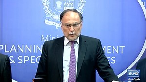 𝗚𝗼𝘃𝗲𝗿𝗻𝗺𝗲𝗻𝘁 𝗔𝗶𝗺𝘀 𝘁𝗼 𝗧𝗿𝗶𝗽𝗹𝗲 𝗘𝘅𝗽𝗼𝗿𝘁𝘀 𝘁𝗼 $𝟭𝟬𝟬 𝗕𝗶𝗹𝗹𝗶𝗼𝗻, 𝗨𝗻𝘃𝗲𝗶𝗹𝘀 𝗞𝗲𝘆 𝗣𝗿𝗶𝗼𝗿𝗶𝘁𝗶𝗲𝘀 𝗳𝗼𝗿 𝗗𝗲𝘃𝗲𝗹𝗼𝗽𝗺𝗲𝗻𝘁 The Government of Pakistan has set an ambitious target of increasing exports from $32 billion to $100 billion within the next 5-8 years. This move comes as part of the government's comprehensive policies and development budget, aimed at fostering economic growth and prosperity. The announcement was made by Federal Minister Ahsan Iqba