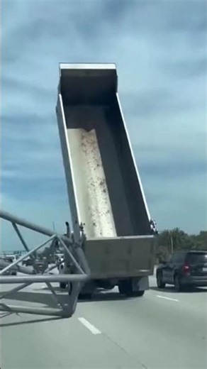 Dump Truck Hits Highway Sign | Orlando, FL - DWN Breaking
