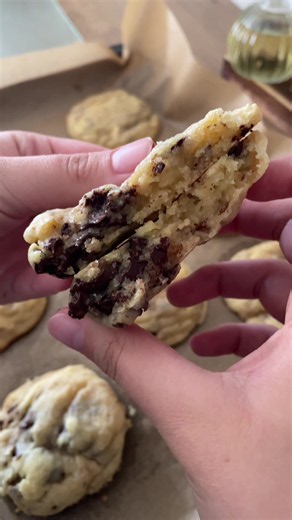 Cookies ✨😽 Recette pour environ 8 cookies : Ingrédients : • 85g de beurre ramolli • 75g de sucre roux • 75g de sucre blanc • 1 œuf • 180g de farine • 1/2 c.café de sel • 1/2 c.café de levure chimique • 1c.café d’extrait de vanille • 150g de chocolats au choix coupés en morceaux Instructions : Préchauffer le four à 180 °C (160 °C ventilé) et tapisser une plaque de cuisson de papier sulfurisé. Mélanger le beurre et les deux sucres jusqu'à ce que le mélange soit léger et mousseux. Incorporer l'œuf