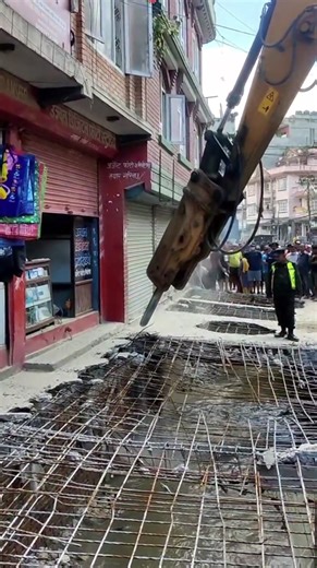 Samakhusi Khola mathi baneko structure haru bhatkaudai KMC ko Dozer KMC ko yo kaam kasto lagyo tapai haru lai ? | Trending Nepal