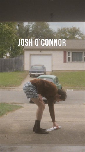 CONDOR DISTRIBUTION on Instagram: "😍 Josh O’Connor vous pitche The Mastermind, le nouveau film de Kelly Reichardt en compétition au dernier Festival de Cannes._ Le plan parfait du week-end 👀 👉 Actuellement au cinéma 🎬 Massachusetts, 1970. Père de famille en quête d’un nouveau souffle, Mooney décide de se reconvertir dans le trafic d’œuvres d’art. Avec deux complices, il s’introduit dans un musée et dérobe des tableaux. Mais la réalité le rattrape : écouler les œuvres s’avère compliqué. Traqu