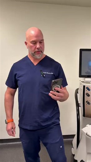 La presbytie embrouille la vision de près et touche tout le monde à partir d’un certain âge. L’échange de lentille réfractive (ÉLR) est une solution durable aux lunettes. Elle permet de profiter à nouveau d’une vision claire à toutes les distances tout en prévenant la formation de cataractes. Réservez votre consultation gratuite aujourd’hui. https://www.lasikmd.com/fr/prendre-rendez-vous-en-ligne - Presbyopia affects everyone as we age, making near vision blurry. Refractive Lens Exchange (RLE) r