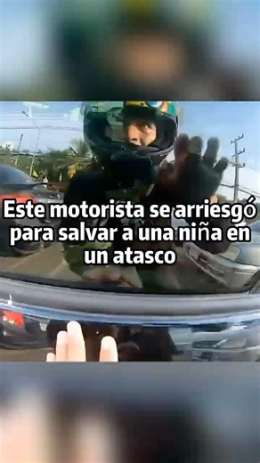 Este motorista se arriesgó para salvar a una niña en un atasco 🛵 #HeroeAnonimo