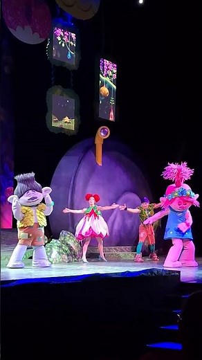 trolls queen poppy and branch dance #universalstudios #trolls