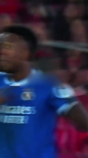 « Mono. Mono », aurait lancé Prestianni à Vinicius. « Mono » signifie singe en espagnol. Tout a commencé après le but spectaculaire de Vinicius Junior, qui a donné l'avantage au Real Madrid. Emporté par l'euphorie, l'ailier madrilène s'est dirigé vers le poteau de corner et a exécuté une célébration rythmée, ponctuée de pas de danse spectaculaires, jugés provocateurs par certains. La réaction a été immédiate : des projectiles ont fusé des tribunes. L'arbitre est intervenu aussitôt et a infligé u