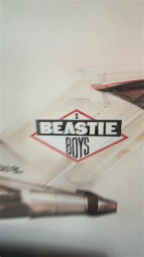 On this day in music history, March 7, 1987, Beastie Boys made history by becoming the first hip-hop act to top the charts with their debut album Licensed To Ill. Featuring hits like « (You Gotta) Fight for Your Right (To Party!) », « Brass Monkey », and « No Sleep ‘Till Brooklyn », this album broke records and catapulted the NYC trio to global stardom. By 2015, Licensed To Ill achieved Diamond certification by the RIAA, signifying 10 million copies sold. . #beastieboys #licencetoill #nostalgia 