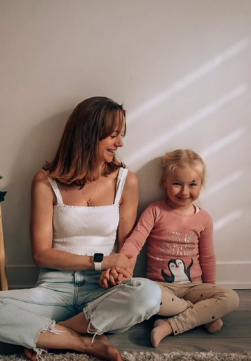Creative Mom and Daughter Photo Pose Ideas