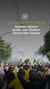 Empfang der Dynamo-Fans vor dem letzten Saisonspiel gegen die SpVgg Unterhaching. Dynamo Dresden steht als Aufsteiger fest, Unterhaching als Absteiger. Die Spieler waren am Straßburger Platz aus dem Mannschaftsbus ausgestiegen, von dort liefen sie die restlichen rund 800 Meter durch ein Spalier von hunderten Fans bis zum Harbig-Stadion. Dabei wurde reichlich Pyrotechnik gezündet - zum Teil von vermummten Fans. Video: Daniel Klein #dynamodresden #dresden #spvggunterhaching | Sächsische.de