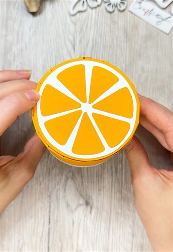 ☀️ I know, I know, I might have a round box problem. 😅Maybe it's just a phase... or maybe round boxes are just so much cuter than square or rectangular ones!!😂 Anyway, I hope you can forgive me for annoying you with all my circular boxes and maybe even like this little diy summer gift idea? #crafts #summergifts #diy #diygifts #giftwrapping