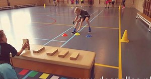 Bon pour la tête ET les jambes, ce jeu devrait être adopté par toutes les écoles ! (VIDÉO)