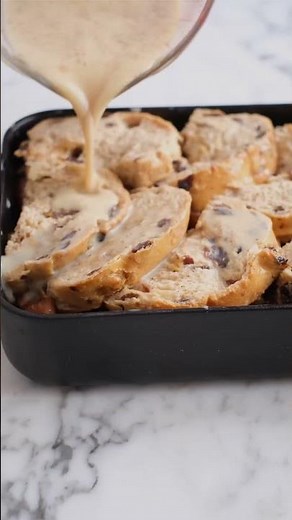 Baked French toast with apples and cinnamon