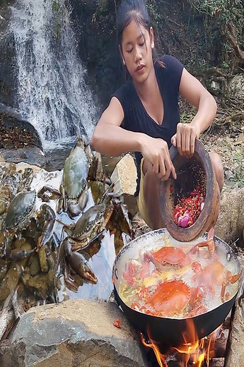 Adventure in forest- Cooking big crabs for dinner - Solo cooking in jungle | CHEF GIRL