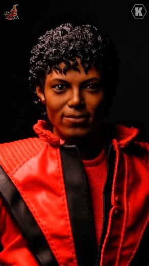'Cause this is thriller, thriller night... 🎵 Thriller de Michael Jackson es un clásico de la música pop que definió la cultura musical de los años 80 y Hot Toys lo personifica en la figura coleccionable mas hiperrealista en escala 1:6 (30cms). @hottoyscollectibles #mj #hottoyscollection #hottoys #onesixthscale #figurasdecoleccion #juguetes #kametoys #kametoyscollectibles #masterpiece #deluxe #coleccionables #80s #music #thriller #zombie #michaeljackson #pop #kingofpop #reydelpop #mtv #classic #