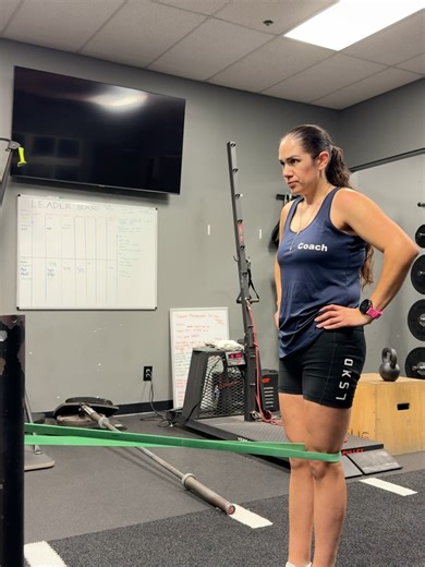 Cynthia Leyva | trainer | Terminal Knee Extensions: strengthens your VMO which is your inner quad and a strong VMO is better kneecap tracking and less knee pain.... | Instagram