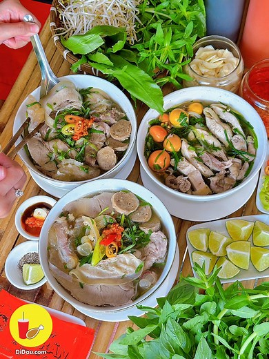 Độc đáo tô PHỞ THỊT BÒ TƠ BA TRI tươi sạch của đầu bếp đạt giải vàng "Người nấu phở Vàng" Việt Nam!!! Đây là một tiệm phở độc lạ nhất nhì Sài Gòn vì chủ quán dùng thịt bò tơ Ba Tri tươi ngon, ăn vào là thấy khác biệt hẳn nhưng giá rất bình dân nha, chỉ từ 32k cho một tô phở vừa ngon vừa chất lượng và đầy ụ topping. Tui có thử 2 món chính của quán là Phở Bò Tơ Ba Tri 55k & Phở Gà Mái Dầu 38k. Thịt bò phải nói là siêu mềm, ăn vào cảm nhận được độ ngọt thịt của miếng bò tươi nóng, khác hẳn bò đông 