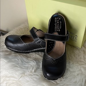 L'Artiste by Spring Step Aneria clogs in black leather.