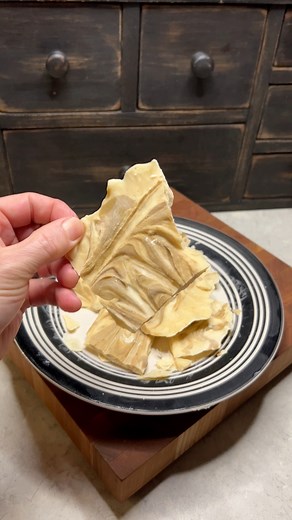 PROTEIN YOGURT BARK 🤤 ✅ 290 CAL, 31p, 19c & 10f. 🍦170g plain non fat Greek yogurt. 🍦 1 scoop salted caramel whey protein. 🍦 1 Tbsp sunbutter. #proteinfrozenyogurt #whatsfordessert #frozentreats #proteinbark | Jamie Dugan