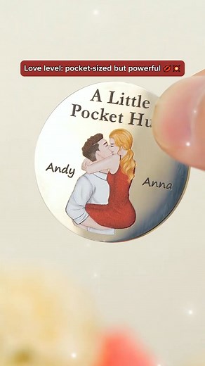 ✨Personalized Pocket Hug Keychain with Love Messages Order Here https://doyobest.com/products/10111526240573 #doyobest #gift #personalized #Christmas #ChristmasTree #Couple #Love #LoveStory #Romance #Wife #Husband #Anniversary #Memorial | DoyoBest | Facebook