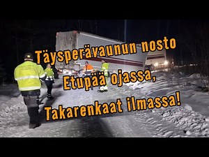 Täysperävaunun etupää ojassa ja takarenkaat ilmassa! - The trailer of a big truck in a steep ditch!