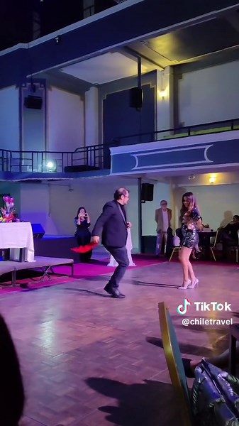 🇨🇱 ¿Sabías que hay varios tipos de cueca? Como la cueca chora cuyo origen proviene de las cantinas portuarias de San Antonio. El ritmo de esta cueca suele utilizar instrumentos como la guitarra, piano, bajo eléctrico y hasta platillos de tazas de café. ¿Cuál es tu cueca preferida? 🤔 🎬: IG @bafochi_oficial / @juampi_gonzalezv / @espaciogargola / @llavedelsol #ChileTravel #cuecas #fiestaspatrias #bailes #Chile