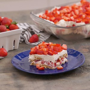 🍓🍓 You can make this No Bake Strawberry Cheesecake Lasagna with just 7 ingredients. 🍓🍓 Recipe from Dinners, Dishes and Desserts: https://www.imperialsugar.com/recipes/no-bake-strawberry-cheesecake-lasagna #strawberrydessert #nobakerecipe #strawberrycheesecake #nobakecheesecake | Imperial Sugar