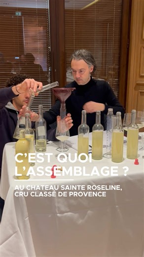 Tu sais comment on assemble un vin ? 👨🏼‍🔬 On est allés au @chateausainteroseline en Provence pour comprendre cette pratique qui fait toute la différence. L’assemblage, c’est comme composer une symphonie : chaque cépage, chaque élevage, chaque parcelle apporte sa note. En Provence, les vignerons jouent avec une palette incroyable : Grenache pour le fruit, Syrah pour la structure, Cinsault pour la fraîcheur, Rolle (Vermentino) pour l’élégance en blanc… Le vigneron devient chef d’orchestre. Il g