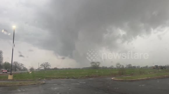 US: Massive Shelf Cloud Advances Over Vilonia As Severe Storms Trigger Tornado Warnings