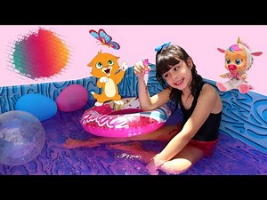 A PISCINA DAS MINHAS BONECAS FICOU ROSA !!! BRINCANDO DE BONECA