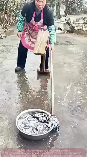What Is This Washing Method? Rural Grandma Hand-Shakes Clothes, Making Me Sweat!