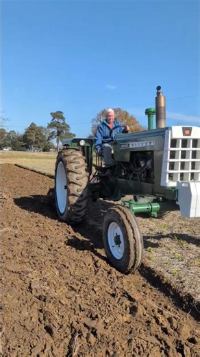 Oliver 1650 plowing #farmall51 #olivertractor