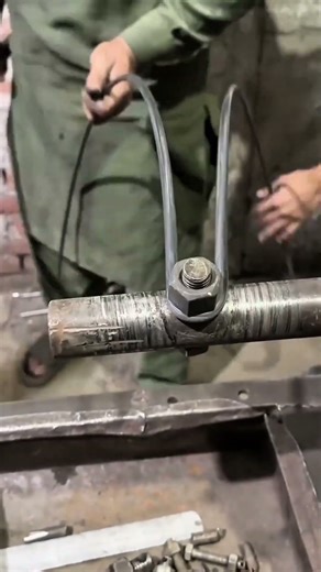 Bending steel rods using a manual twisting tool #metalwork #construction