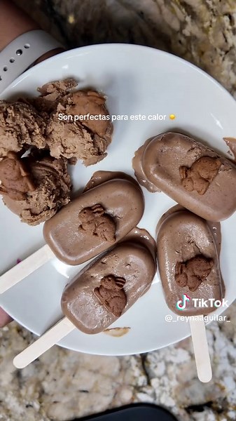 Asegúrate de que tu peque ya haya probado cada ingrediente por separado antes de ofrecer esta receta💛 Chocolate popsicles 🍫🍦 Ingredients: • 1 banana • ½ cup yogurt • 2 tbsp almond butter • 1 tsp honey or maple syrup (optional) No honey for babies under 1. • 1 tbsp unsweetened cocoa powder • 1 tbsp milk • Splash of vanilla Blend until smooth, pour into popsicle molds, and freeze for at least 4 hours. Any leftover mixture can be frozen and enjoyed as ice cream! #babyfood #comidaparabebes #babym