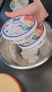 Raffaello-Torte 20-22 cm (meine hatte 22 cm) Je größer ihr den Ring wählt umso flacher wird sie Für den Biskuit: 4 Eier Größe M (Zimmertemperatur) 165g Zucker 170g Mehl 1 TL Backpulver 40g geschmacksneutrales Sonnenblumenöl 60g heißes Wasser Mark einer Vanilleschote (alternativ 1 TL Vanillepaste oder Extrakt) Für die Füllung: 500 ml Schlagsahne 3 Päckchen Sahnesteif 250g Quark 500g Mascarpone 150g Kokoscreme 250 ml gezuckerte Kondensmilch 8 Raffaellos 1 Päckchen Sofortgelatine Und noch ein paar 