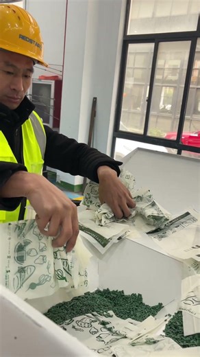 Air-cooled biodegradable plastic bag granulator with conveyor belt#plastic #recycling #machine