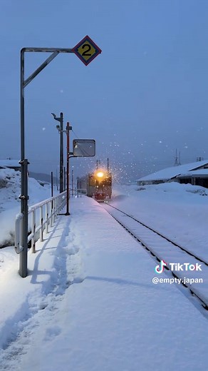 This was my first winter in Nagano after moving here from Kyoto, and here are top three things I’ve learned: 1. It’s not just about skiing. Nagano’s ski slopes are unreal, but there’s so much more to this place. Beautifully preserved old streets in cities like Matsumoto, Obuse, and Ueda, cozy onsen towns and hidden temples and shrines. And don’t even get me started on the food - Nagano’s miso ramen is hands down the richest, most flavorful I’ve ever had. 2. The skiing mindset changes throughout 