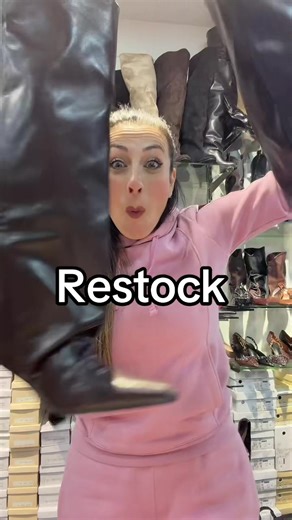 U n mix perfetto di stile e sicurezza 🔥 Gli stivali con il tacco sono ideali per chi ama farsi notare senza rinunciare all’eleganza 🖤#shoppingonline #tik_tok #videoviral #voliamoneiperte✈✈🦁 #maestrideipov