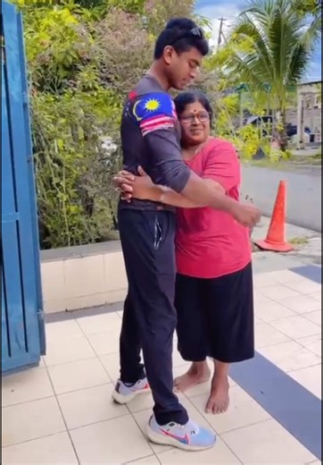 Menggembirakan Ibu: Kisah Pesan dan Keberanian