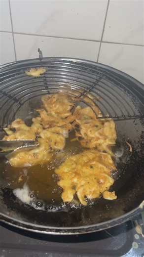 Fried shrimp mixed with powder