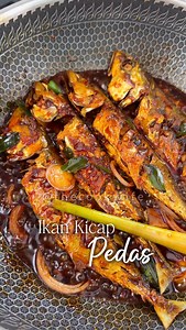 IKAN KEMBUNG MASAK KICAP PEDAS Lama tak masak menu simple ni. Sedap sangat sesekali makan🤗 Bahan-bahan : 🔹Ikan kembung 🔹Serbuk kunyit 🔹Garam 🔹Bawang merah 🔹Bawang putih 🔹Halia 🔹Serai 🔹Daun kari 🔹Cili kering kisar 🔹Sos tiram 🔹Kicap manis pedas 🔹Karamel masakan 🔹Air 🔹Air asam jawa 🔹Bawang besar 🔹Cili padi #ikanmasakkicap #lunch #ikan | The Cook Wife
