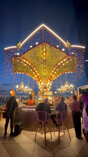 LINK IN BIO! With its year-round sunny weather, Los Angeles is second to none when it comes to rooftop bars. From poolside lounges and hidden gems to restaurants by some of the city’s most famous chefs, link in bio for the best bars in LA to enjoy an elevated drink experience. 😎 #discoverLA #WeLoveLA | Discover Los Angeles