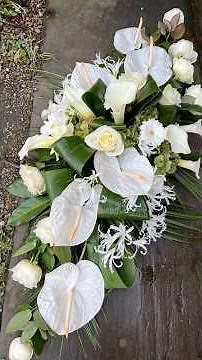 Creating a modern white floral funeral spray #floraltribute #coffinspray #funeralflowers