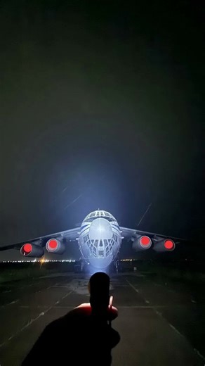 This is how the flashlight shines that we buy for pilots and engineers.