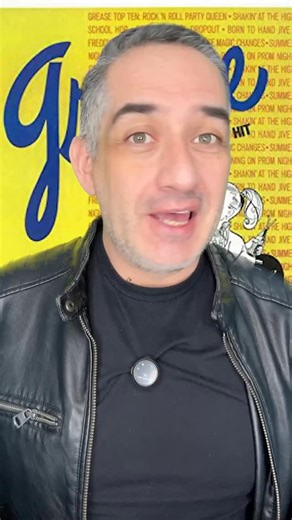 Grease: La Historia Detrás del Musical Que Conquistó Generaciones Exploramos la fascinante historia de Grease, el musical legendario que nació de recuerdos escolares y se convirtió en un fenómeno cultural mundial. Hablamos sobre sus orígenes, su impacto en Broadway, la película icónica y sus múltiples producciones en diferentes países, incluyendo México. #Grease #Vaselina #MusicalHistoria #Teatro #CulturaPopular #MusicaRetro | Carlos Pulido Oficial