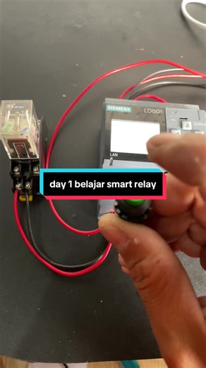 gak harus punya laptop dan gak harus punya smart relay untuk belajar program . secara tidak sengaja saya bertemu pk azam saat live guys , singkat cerita saya ngobrol dan akhirnya saya dipinjami cuma2 sama pak azam untuk belajar program dari smart relay ini guys , jadi saya tanpa modal untuk belajar program , hanya mengndalkan relasi . thanks pak @jr.17 udah di modalin buat belajar 🙏 #teknisi #service #engineering #instalasilistrik #fyp
