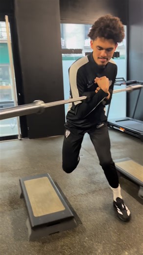 SP PERFORMANCE on Instagram: "Le changement de direction s’exprime dans différents plans et demande une coordination globale élevée pour être réalisé de manière efficiente. L’athlète doit comprendre les différentes étapes d’un COD et ce que chacune exige en termes d’organisation motrice. En locomotion, il doit savoir quoi faire, quelle intention donner, et être capable d’enchaîner ses actions de manière fluide et maîtrisée. Être explosif dans le freinage, oui… mais comment ? Gérer efficacement s