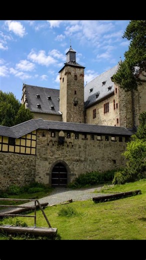 Burg Kronberg in Hessen seit 850 Jahren über dem Taunus #burgen #history #geschichte