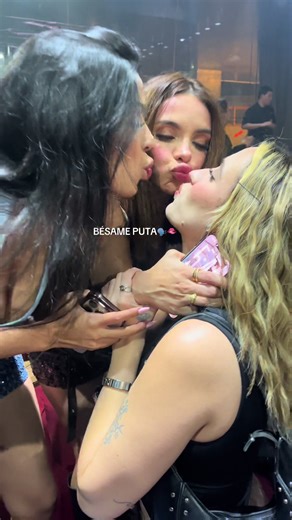 Que nunca falten los besos de 3 en la peda🙂‍↕️🤣 #besties