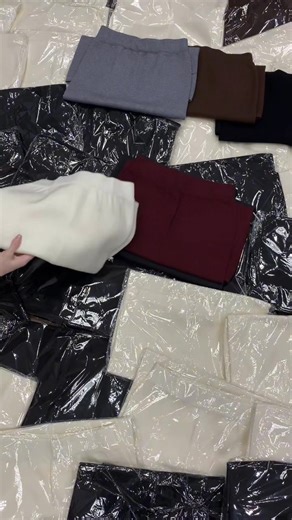 42K views · 185 reactions | #freeship khi mua 2c ạ, khách e toàn mua 2c nên nay e tri ân luôn ạ Ai cũng nên có 1-2c cv len này luôn ý ạ , mix áo len , mix phao hay áo dạ gì cũng đẹp hết ạ | Thuỳ Linh | Facebook