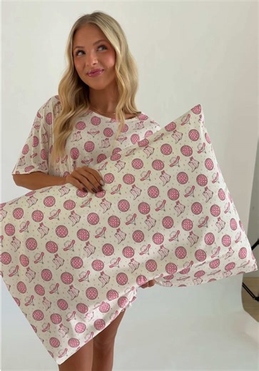 Loving our Hayden print in the women’s ruffle short set & matching pillowcase! 💕✨ #silksdesign #womenspjs